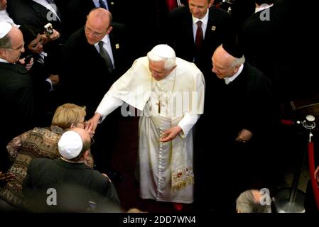 PAS DE FILM, PAS DE VIDÉO, PAS de télévision, PAS DE DOCUMENTAIRE - le Pape Benoît XVI a accueilli la foule en partant de la synagogue Park East à New York, NY, USA, le 18 avril 2008. Photo de Ari Mintz/Newsday/MCT/ABACAPRESS.COM Banque D'Images