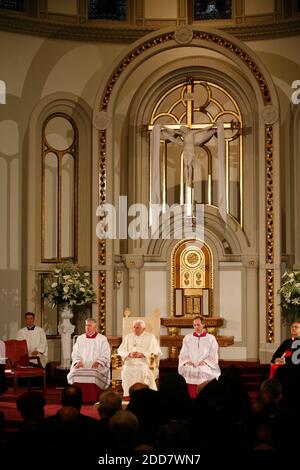 PAS DE FILM, PAS DE VIDÉO, PAS de TV, PAS DE DOCUMENTAIRE - le Pape Benoît XVI assiste à un service de prière œcuménique à l'église catholique St Joseph à Manhattan, New York, NY, USA, le 18 avril 2008. Photo de Robert Mecca/Newsday/MCT/ABACAPRESS.COM Banque D'Images