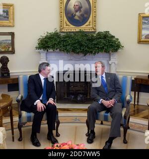 PAS DE FILM, PAS DE VIDÉO, PAS de télévision, PAS DE DOCUMENTAIRE - le Premier ministre britannique Gordon Brown (à gauche) parle avec le président américain George W. Bush dans le Bureau ovale de la Maison Blanche à Washington, D.C., Etats-Unis le 17 avril 2008. Photo de Chuck Kennedy/MCT/ABACAPRESS.COM Banque D'Images