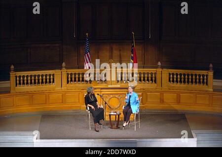 PAS DE FILM, PAS DE VIDÉO, PAS de TV, PAS DE DOCUMENTAIRE - la sénatrice démocrate à l'espoir présidentiel Hillary Rodham Clinton répond à une question tandis que le Dr. Maya Angelou écoute pendant la campagne de Clinton avec Angelou dans la chapelle Wait à l'université Wake Forest de Winston-Salem, NC, Etats-Unis, le vendredi 18 avril 2008. Photo de Yalonda M. James/Charlotte observer/MCT/ABACAPRESS.COM Banque D'Images