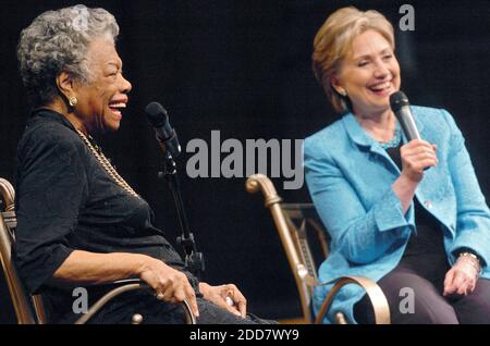 PAS DE FILM, PAS DE VIDÉO, PAS de TV, PAS DE DOCUMENTAIRE - la sénatrice démocrate à l'espoir présidentiel, Hillary Rodham Clinton et le Dr. Maya Angelou rient lors de la campagne de Clinton dans la Chapelle d'attente à l'Université Wake Forest de Winston-Salem, NC, Etats-Unis, le vendredi 18 avril 2008. Photo de Yalonda M. James/Charlotte observer/MCT/ABACAPRESS.COM Banque D'Images