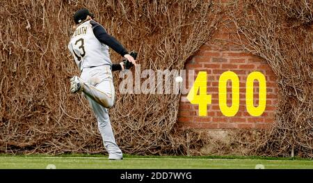 PAS DE FILM, PAS DE VIDÉO, PAS de TV, PAS DE DOCUMENTAIRE - le centerfielder de Pittsburgh Pirates Nate McLouth ne peut pas trouver un triple dans le quatrième repas par Chicago Cubs Kosuke Fukudome à Wrigley Field à Chicago, il, USA le 18 avril 2008. Photo de Phil Velasquez/Chicago Tribune/MCT/Cameleon/ABACAPRESS.COM Banque D'Images
