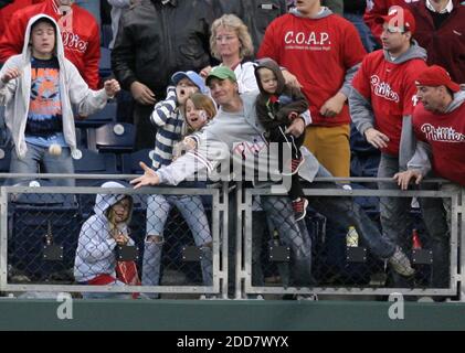 PAS DE FILM, PAS DE VIDÉO, PAS de TV, PAS DE DOCUMENTAIRE - UN fan tenant un jeune enfant atteint par la main courante au-dessus du mur de champ droit tout en essayant d'attraper un succès par Philadelphie Phillies Chase Utley dans le dixième repas. Le ballon est parti du mur et Utley a fini avec un double contre les Cubs de Chicago. Les Cubs ont gagné 6-5 en 10, au Citizens Bank Park à Philadelphie, PN , USA le 13 avril 2008. Photo de Jerry Lodriguss/Philadelphia Inquirer/MCT/Cameleon/ABACAPRESS.COM Banque D'Images