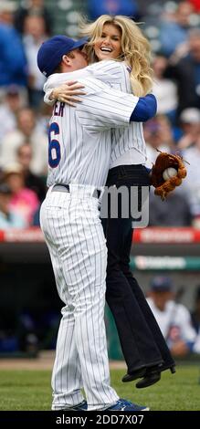 PAS DE FILM, PAS DE VIDÉO, PAS de TV, PAS DE DOCUMENTAIRE - Victoria Secret model Marisa Miller bondit dans les bras de Chicago Cubs lanceur Ryan Dempster après que Miller lance un premier pas cérémonial à Dempster à Wrigley Field à Chicago, il, États-Unis le 18 avril 2008. Photo de Phil Velasquez/Chicago Tribune/MCT/Cameleon/ABACAPRESS.COM Banque D'Images