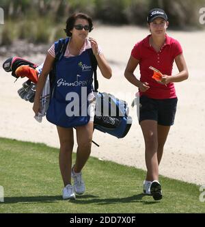 Lindy Duncan, 17 ans, à droite, de Plantation, Floride, marche avec sa mère et son caddie, Debbie Beckett, lors de la deuxième partie de l'Open de Ginn au Ginn Reunion Resort à la Réunion, FL, USA, le 18 avril 2008. Photo de Gary W. Green/Orlando Sentinel/MCT/Cameleon/ABACAPRESS.COM Banque D'Images