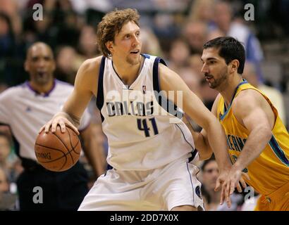 PAS DE FILM, PAS DE VIDÉO, PAS de TV, PAS DE DOCUMENTAIRE - Dirk Nowitzki de Dallas Mavericks est gardé par Peja Stojakovic de New Orleans Hornets dans la première moitié au American Airlines Center à Dallas, TX, USA, le 16 avril 2008. Photo de Khampha Bouapheh/fort Worth Star-Telegram/MCT/Cameleon/ABACAPRESS.COM Banque D'Images