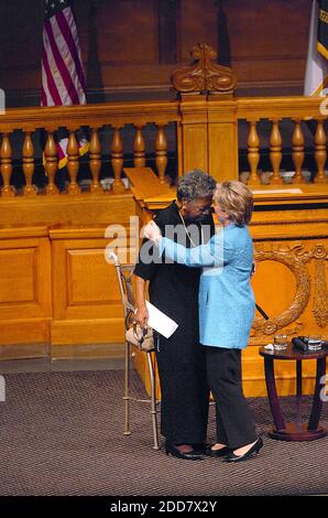 PAS DE FILM, PAS DE VIDÉO, PAS de TV, PAS DE DOCUMENTAIRE - la sénatrice démocrate à l'espoir présidentiel, Hillary Rodham Clinton et le Dr. Maya Angelou, ont hug à la fin de la campagne de Clinton dans la Chapelle d'attente à l'Université Wake Forest de Winston-Salem, NC, Etats-Unis, le vendredi 18 avril 2008. Photo de Yalonda M. James/Charlotte observer/MCT/ABACAPRESS.COM Banque D'Images