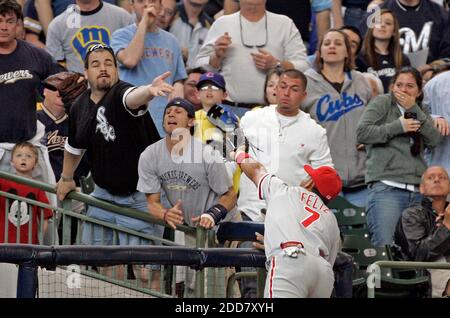 PAS DE FILM, PAS DE VIDÉO, PAS de TV, PAS DE DOCUMENTAIRE - Philadelphia Phillies Pedro Feliz fait une prise le long de la troisième ligne de base de leur jeu contre les Milwaukee Brewers à Miller Park à Milwaukee, WI, USA le 24 avril 2008. Les Phillies ont gagné 3-1. Photo de Jeffrey Phelps/Milwaukee Journal Sentinel/MCT/Cameleon/ABACAPRESS.COM Banque D'Images