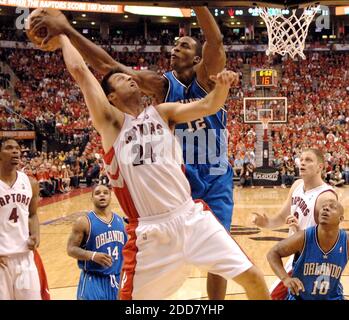 Dwight Howard d'Orlando Magic bloque la prise de vue de Jason Kapono de Toronto Raptors au Air Canada Centre de Toronto, Canada, le 26 avril 2008, lors de la première partie du jeu 4 des séries éliminatoires de la NBA Eastern Conference. La magie a vaincu les Raptors 106-94. Photo de Gary W. Green/Orlando Sentinel/MCT/Cameleon/ABACAPRESS.COM Banque D'Images