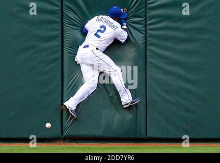 PAS DE FILM, PAS DE VIDÉO, PAS de TV, PAS DE DOCUMENTAIRE - le premier repas au Kauffman Stadium à Kansas City, Mo, USA le 6 mai 2008, Joey Gathright, le fieleur du centre des Kansas City Royals, atteint le mur du centre tout en suivant un triple succès de Vladimir Guerrero. Photo de John Sleezer/Kansas City Star/MCT/Cameleon/ABACAPRESS.COM Banque D'Images