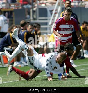 PAS DE FILM, PAS DE VIDÉO, PAS de TV, PAS DE DOCUMENTAIRE - David Beckham de Los Angeles Galaxy est fouillé car il est bouledopé par le FC Dallas Adrian Serioux et Arturo Wallace (12 haut), Qui obtient une carte jaune après le naufeur, dans la dernière période au Pizza Hut Park à Frisco, TX, USA le 18 mai 2008. Photo de Jeffery Washington/fort Worth Star-Telegram/MCT/Cameleon/ABACAPRESS.COM Banque D'Images