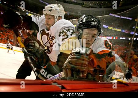 PAS DE FILM, PAS DE VIDÉO, PAS de TV, PAS DE DOCUMENTAIRE - Philadelphia Flyers Danny Briere est enregistré dans le verre par Pittsburgh Penguins Jarkko Ruutu dans le jeu 4 de la NHL Eastern Conference finales au Wachovia Center à Philadelphie, PA, USA le 15 mai 2008. Les Flyers ont vaincu les pingouins 4-2. Photo de Ron Cortes/Philadelphia Inquirer/MCT/Cameleon/ABACAPRESS.COM Banque D'Images