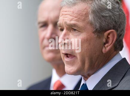 PAS DE FILM, PAS DE VIDÉO, PAS de TV, PAS DE DOCUMENTAIRE - le président américain George W. Bush fait une déclaration sur l'énergie, comme le secrétaire à l'intérieur Dirk Kempthorne, fond, écoute lors d'une conférence de presse dans le Rose Garden à la Maison Blanche à Washington, D.C., Etats-Unis le mercredi 18 juin 2008. Photo de Chuck Kennedy/MCT/ABACAPRESS.COM Banque D'Images