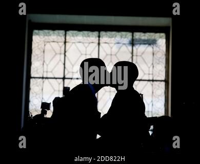 PAS DE FILM, PAS DE VIDÉO, PAS de TV, PAS DE DOCUMENTAIRE - Joey Barham, 27, à gauche, et Ariel Owens, 30, baiser après qu'ils ont été mariés à l'intérieur de l'hôtel de ville de San Francisco, le deuxième jour de mariage gay légal en Californie. San Francisco, CA, États-Unis, le 17 juin 2008. Photo de Brian Baer/Sacramento Bee/MCT/ABACAPRESS.COM Banque D'Images