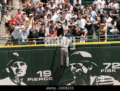 Le Nate McClouth de Pittsburgh Pirates est incapable de prendre une longue balle du Jermaine Dye de Chicago White Sox dans le troisième repas à Chicago, il, USA le 19 juin 2008. Le White Sox gagne 13-8. Photo de Nancy Stone/Chicago Tribune/MCT/Cameleon/ABACAPRESS.COM Banque D'Images