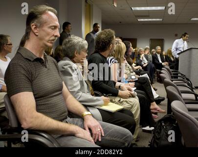 PAS DE FILM, PAS DE VIDÉO, PAS de TV, PAS DE DOCUMENTAIRE - Jim Whitehouse (L), mari de Susan Atkins, tueur reconnu, écoute Joey Huertas (R) comme il parle en faveur de la libération compatissante en attente d'Atkins à Sacramento, CA, Etats-Unis le mardi 15 juillet 2008. Les audiences de la Commission de libération conditionnelle de l'État ont écouté 90 minutes de témoignage aujourd'hui sur la question de savoir si la tueur et la disciple de Charles Manson, Susan Atkins, devraient être libérées de prison parce qu'elle est en train de mourir. Photo de Randy Pench/Sacramento Bee/MCT/ABACAPRESS.COM Banque D'Images