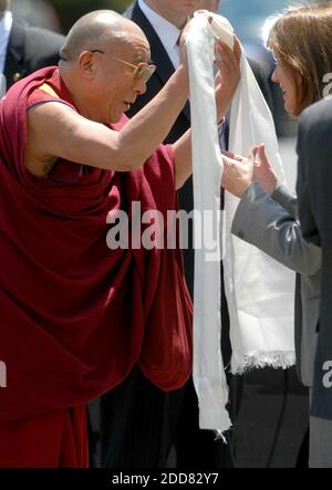 PAS DE FILM, PAS DE VIDÉO, PAS de TV, PAS DE DOCUMENTAIRE - le Dalaï Lama accueille le Dr. Alice Gast, présidente de l'Université Lehigh, à l'extérieur de Stabler Arena à Bethléem, PA, Etats-Unis le jeudi 10 juillet 2008. Photo de Cesar L. Laure/Allentown Morning Call/MCT/ABACAPRESS.COM Banque D'Images