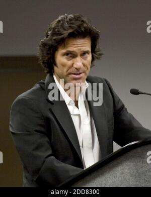 PAS DE FILM, PAS DE VIDÉO, PAS de TV, PAS DE DOCUMENTAIRE - Anthony Di Maria, neveu de Jay Sebring qui a été tué par Susan Atkins et son groupe en 1969, parle contre la libération compatissante de Susan Atkins, tutrice condamnée, à Sacramento, CA, Etats-Unis, le mardi 15 juillet 2008. Les audiences de la Commission de libération conditionnelle de l'État ont écouté 90 minutes de témoignage aujourd'hui sur la question de savoir si la tueur et la disciple de Charles Manson, Susan Atkins, devraient être libérées de prison parce qu'elle est en train de mourir. Dix-huit des 23 personnes qui ont parlé à la salle d'audience du conseil près du Capitole de Sacramento ont imploré le panel de permettre à Atkins, qui h. Banque D'Images