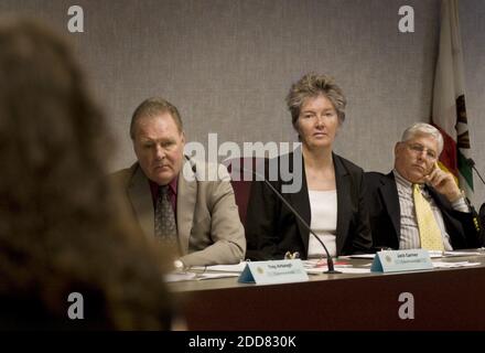 PAS DE FILM, PAS DE VIDÉO, PAS de TV, PAS DE DOCUMENTAIRE - les commissaires (L-R) Jack Garner, Sandra Bryson et Michael Prizmich écoutent la tetomie en faveur de la libération compatissante de la tutrice condamnée Susan Atkins, à Sacramento, CA, Etats-Unis, le mardi 15 juillet 2008. Les audiences de la Commission de libération conditionnelle de l'État ont écouté 90 minutes de témoignage aujourd'hui sur la question de savoir si la tueur et la disciple de Charles Manson, Susan Atkins, devraient être libérées de prison parce qu'elle est en train de mourir. Photo de Randy Pench/Sacramento Bee/MCT/ABACAPRESS.COM Banque D'Images