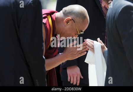 PAS DE FILM, PAS DE VIDÉO, PAS de TV, PAS DE DOCUMENTAIRE - le Dalaï Lama accueille le Dr. Alice Gast, présidente de l'Université Lehigh, à l'extérieur de Stabler Arena à Bethléem, PA, Etats-Unis le jeudi 10 juillet 2008. Photo de Cesar L. Laure/Allentown Morning Call/MCT/ABACAPRESS.COM Banque D'Images