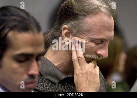 PAS DE FILM, PAS DE VIDÉO, PAS de TV, PAS DE DOCUMENTAIRE - Jim Whitehouse, mari de la tueur condamnée Susan Atkins, obtient émotive lors d'un témoignage en faveur de la libération compatissante d'Atkins à Sacramento, CA, Etats-Unis, le mardi 15 juillet 2008. Les audiences de la Commission de libération conditionnelle de l'État ont écouté 90 minutes de témoignage aujourd'hui sur la question de savoir si la tueur et la disciple de Charles Manson, Susan Atkins, devraient être libérées de prison parce qu'elle est en train de mourir. Photo de Randy Pench/Sacramento Bee/MCT/ABACAPRESS.COM Banque D'Images