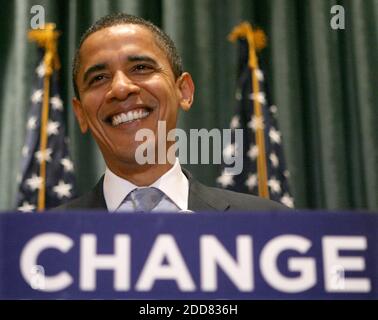 PAS DE FILM, PAS DE VIDÉO, PAS de TV, PAS DE DOCUMENTAIRE - le sénateur démocrate candidat à la présidence Barack Obama parle aux reporters à Cape Canaveral, FL, USA, le 2 août 2008. Photo de Joe Burbank/Orlando Sentinel/MCT/ABACAPRESS.COM Banque D'Images