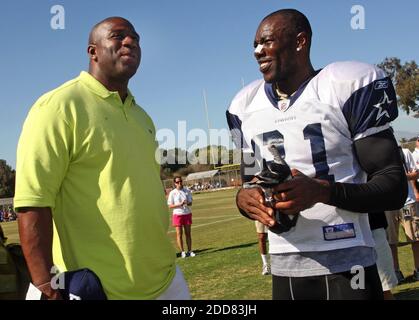 PAS DE FILM, PAS DE VIDÉO, PAS de TV, PAS DE DOCUMENTAIRE - l'ancienne star de la NBA Magic Johnson (à gauche) et le grand récepteur de Dallas Cowboys Terrell Owens parlent pendant la pratique au camp d'entraînement de Cowboys à Oxnard, Californie, Etats-Unis le 6 août 2008. Photo de Ron Jenkins/fort Worth Star-Telegram/MCT/Cameleon/ABACAPRESS.COM Banque D'Images