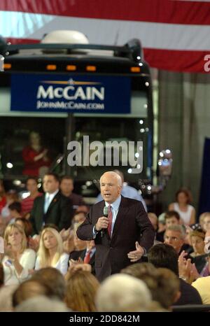 PAS DE FILM, PAS DE VIDÉO, PAS de TV, PAS DE DOCUMENTAIRE - le candidat présidentiel du GOP, le sénateur John McCain (R-AZ), parle devant la foule lors d'une réunion à York, Pennsylvanie, USA le 12 août 2008. Photo de Clem Murray/Philadelphia Inquirer/MCT/ABACAPRESS.COM Banque D'Images