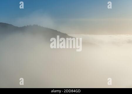 Paysage de montagne brumeux vu de Ben Lomond dans le Loch Lomond et le parc national des Trossachs, Highlands écossais, Écosse, Royaume-Uni, Europe Banque D'Images