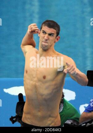 PAS DE FILM, PAS DE VIDÉO, PAS de TV, PAS DE DOCUMENTAIRE - Michael Phelps des Etats-Unis célèbre l'or gagnant dans le medley 4x100, huit or des jeux Phelps, le dimanche 17 août 2008, aux Jeux de la XXIXe Olympiade à Beijing, en Chine. Photo de George Bridges/MCT/Cameleon/ABACAPRESS.COM Banque D'Images