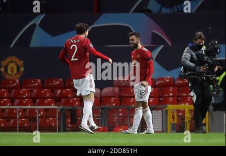 Bruno Fernandes, de Manchester United (à droite), célèbre le premier but de son équipe avec Victor Lindelox lors du match H de l'UEFA Champions League à Old Trafford, Manchester. Banque D'Images