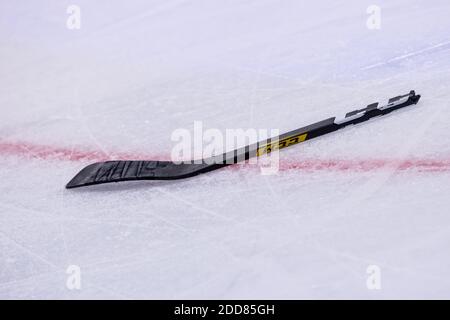 Düsseldorf, Allemagne. 24 novembre 2020. Hockey sur glace, coupe de sport Magenta, Düsseldorfer EG - Krefeld Penguins, tour préliminaire, Groupe A, 3e jour de jeu, ISS Dome: Un bâton cassé est couché sur la glace. Credit: Rolf Vennenbernd/dpa/Alay Live News Banque D'Images