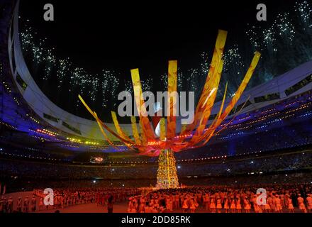 PAS DE FILM, PAS DE VIDÉO, PAS de télévision, PAS DE DOCUMENTAIRE - des feux d'artifice explosent au-dessus du Stade National lors de la cérémonie de clôture des Jeux de la XXIXe Olympiade à Beijing, en Chine, le 24 août 2008. Photo de Harry E. Walker/MCT/ABACAPRESS.COM Banque D'Images