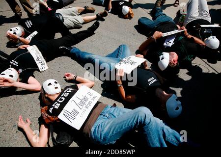 PAS DE FILM, PAS DE VIDÉO, PAS de télévision, PAS DE DOCUMENTAIRE - les manifestants protestent devant le Centre Pepsi à la Convention nationale démocratique à Denver, CO, Etats-Unis, dimanche 24 août 2008. Photo de Brian Baer/Sacramento Bee/MCT/ABACAPRESS.COM Banque D'Images