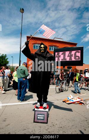 PAS DE FILM, PAS DE VIDÉO, PAS de télévision, PAS DE DOCUMENTAIRE - les manifestants protestent devant le Centre Pepsi à la Convention nationale démocratique à Denver, CO, Etats-Unis, dimanche 24 août 2008. Photo de Brian Baer/Sacramento Bee/MCT/ABACAPRESS.COM Banque D'Images