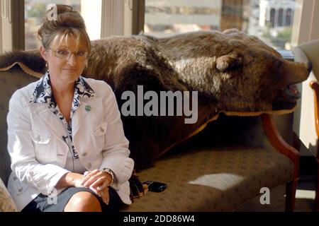 PAS DE FILM, PAS DE VIDÉO, PAS de TV, PAS DE DOCUMENTAIRE - dans ce fichier 2007 photo Alaska Gov. Sarah Palin est interviewée dans son bureau du centre-ville d'Anchorage, AK, États-Unis. Le vendredi 29 août 2008, le sénateur John McCain, candidat à la présidence du GOP, a choisi Palin comme vice-candidat à la présidence. Photo de Stephen Bowers/Anchorage Daily News/MCT/ABACAPRESS.COM Banque D'Images