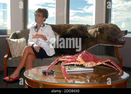 PAS DE FILM, PAS DE VIDÉO, PAS de TV, PAS DE DOCUMENTAIRE - dans ce fichier 2007 photo Alaska Gov. Sarah Palin est interviewée dans son bureau du centre-ville d'Anchorage, AK, États-Unis. Le vendredi 29 août 2008, le sénateur John McCain, candidat à la présidence du GOP, a choisi Palin comme vice-candidat à la présidence. Photo de Stephen Bowers/Anchorage Daily News/MCT/ABACAPRESS.COM Banque D'Images