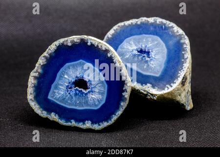 Pierre agate bleue coupée en deux. L'agate est formé par le dépôt rythmique de silice, habituellement dans les cavités amygdaliennes des roches basaltiques, ou pétrifié (agati Banque D'Images