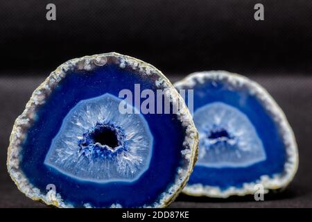 Pierre agate bleue coupée en deux. L'agate est formé par le dépôt rythmique de silice, habituellement dans les cavités amygdaliennes des roches basaltiques, ou pétrifié (agati Banque D'Images