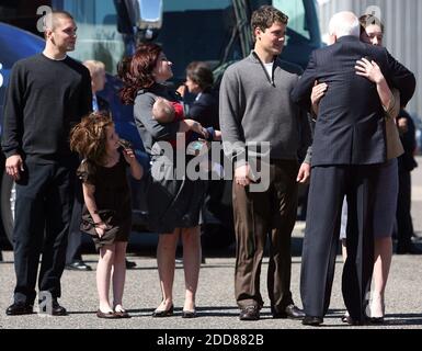 PAS DE FILM, PAS DE VIDÉO, PAS de télévision, PAS DE DOCUMENTAIRE - le candidat républicain à la présidence John McCain prend Bristol Palin, fille de Sarah Palin, la candidate républicaine à la vice-présidence, à l'aéroport de Minneapolis, Minnesota, le mercredi 3 septembre 2008. À côté de Bristol se trouve son mari-à-être, Levi Johnston, et ses autres frères et sœurs frères et sœurs (de gauche à droite) Track, Piper et Willow, tenant bébé Trig Palin. Photo de Jerry Holt/Minneapolis Star Tribune/MCT/ABACAPRESS.COM Banque D'Images