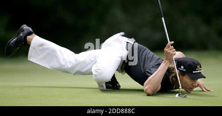 PAS DE FILM, PAS DE VIDÉO, PAS de TV, PAS DE DOCUMENTAIRE - Camilo Villegas fait la queue d'un putt sur le 18ème green lors de la deuxième partie du tournoi de golf BMW Championship PGA au Bellerive Country Club à St. Louis, Missouri, le 6 septembre 2008. Photo de Laurie Skrivan/St. Louis Post-Dispatch/MCT/ABACAPRESS.COM Banque D'Images