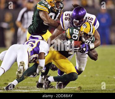 PAS DE FILM, PAS DE VIDÉO, PAS de TV, PAS DE DOCUMENTAIRE - Green Bay Packers Donald Driver travaille pour un yardage supplémentaire, bas, comme le Minnesota Vikingss' E.J. Henderson combat pour le faire descendre au champ de Lambeau à Green Bay, WISCONSIN, États-Unis, le 8 septembre 2008. Les Packers ont vaincu les Vikings 24-19. Photo de Tom Lynn/Milwaukee Journal Sentinel/MCT/Cameleon/ABACAPRESS.COM Banque D'Images