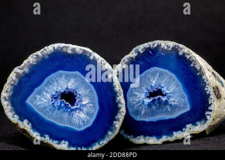 Pierre agate bleue coupée en deux. L'agate est formé par le dépôt rythmique de silice, habituellement dans les cavités amygdaliennes des roches basaltiques, ou pétrifié (agati Banque D'Images