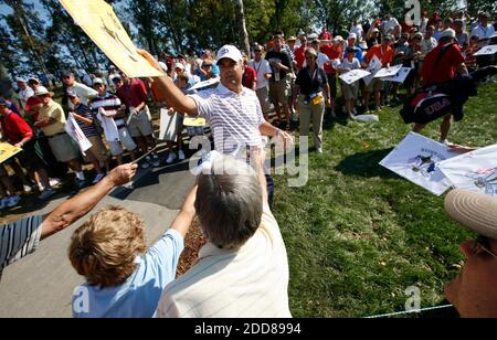 PAS DE FILM, PAS DE VIDÉO, PAS de TV, PAS DE DOCUMENTAIRE - Kenny Perry, membre de l'équipe américaine, a signé des autographes alors qu'il a parcouru la ligne de fans jusqu'au 11e tee au cours de la troisième journée d'entraînement pour la 37e Ryder Cup à Valhalla Golf Cub à Louisville, KY, USA, le 18 septembre 2008. La compétition entre les équipes des États-Unis et européennes commence vendredi. Photo de (David Perry/Lexington Herald-leader/MCT/Cameleon/ABACAPRESS.COM Banque D'Images