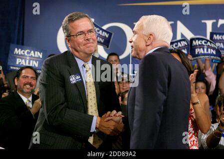 PAS DE FILM, PAS DE VIDÉO, PAS de TV, PAS DE DOCUMENTAIRE - photo du dossier : le candidat républicain à la présidence Arizona Sene. John McCain est accueilli par l'ancien Florida Gov. Jeb Bush lors d'une réunion à l'Asociacion Borinquena de Florida Central à l'est d'Orlando, FL, USA, le lundi 15 septembre 2008. Devant un rassemblement raouceux devant des milliers de partisans à Miami le lundi 15 juin 2015, l'ancien gouverneur de Floride Jeb Bush a officiellement lancé sa campagne électorale présidentielle. Photo de Joe Burbank/Orlando Sentinel/MCT/ABACAPRESS.COM Banque D'Images