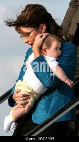 PAS DE FILM, PAS DE VIDÉO, PAS de TV, PAS DE DOCUMENTAIRE - le candidat républicain à la vice-présidence Gov. Sarah Palin est rejointe par sa famille, son mari Todd Palin; sa fille Piper, 7 ans (arrière-plan, à gauche); sa fille Willow, 13 ans et son fils Trig, 5 mois, alors qu'elle arrive à l'aéroport international d'Orlando à Orlando, en Floride, le vendredi 19 septembre 2008. Palin se ralliera dimanche avec des partisans dans les villages, près de Lady Lake, en Floride. Photo de Joe Burbank/Orlando Sentinel/MCT/ABACAPRESS.COM Banque D'Images