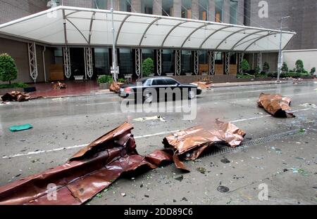 PAS DE FILM, PAS DE VIDÉO, PAS de télévision, PAS DE DOCUMENTAIRE - des débris de la Hyatt Regency endommagée couvre la rue à la suite de l'ouragan Ike le samedi 13 septembre 2008, à Houston, Texas, États-Unis le samedi 13 septembre 2008. Photo de Ron Jenkins/fort Worth Star-Telegram/MCT/ABACAPRESS.COM Banque D'Images