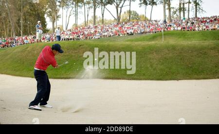 PAS DE FILM, PAS DE VIDÉO, PAS de télévision, PAS DE DOCUMENTAIRE - Anthony Kim, des États-Unis, a sorti du sable sur 14 où il a puté pour par et a gagné le trou et le match au-dessus de l'Europe Sergio Garcia lors de la 37e Ryder Cup à Valhalla Golf Cub à Louisville, KY, États-Unis le 21 septembre 2008. Photo de Mark Cornelison/Lexington Herald-leader/MCT/Cameleon/ABACAPRESS.COM Banque D'Images