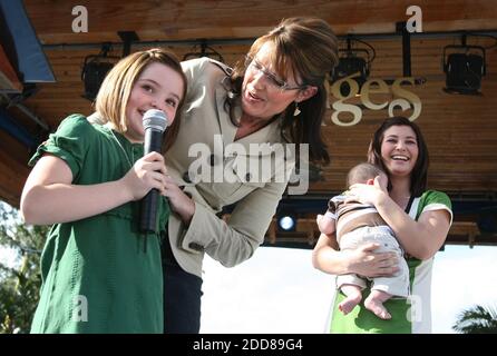 PAS DE FILM, PAS DE VIDÉO, PAS de TV, PAS DE DOCUMENTAIRE - le candidat républicain à la vice-présidence Alaska Gov. Sarah Palin présente sa fille Piper, 7 ans, comme Willow, 13 ans, et son Trig, 5 mois, regarder pendant son apparition aux villages, FL, USA le dimanche 21 septembre 2008. Photo de Joe Burbank/Orlando Sentinel/MCT/ABACAPRESS.COM Banque D'Images