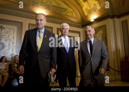 PAS DE FILM, PAS DE VIDÉO, PAS de télévision, PAS DE DOCUMENTAIRE - les dirigeants du Congrès (G-D) Président du Comité bancaire du Sénat Chris Dodd (D-CT), le sénateur Chuck Schumer (D-NY) et le sénateur Jack Reed (D-RI) arrivent à une réunion pour discuter du plan de sauvetage économique au Capitole à Washington le 25 septembre 2008. Photo de Chuck Kennedy/MCT/ABACAPRESS.COM Banque D'Images